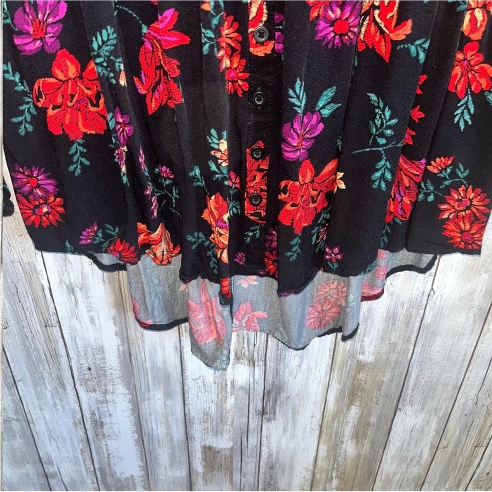 Torrid Floral Smocked Button Front Tunic Black & Red Rayon Size 0X - Picture 3 of 6